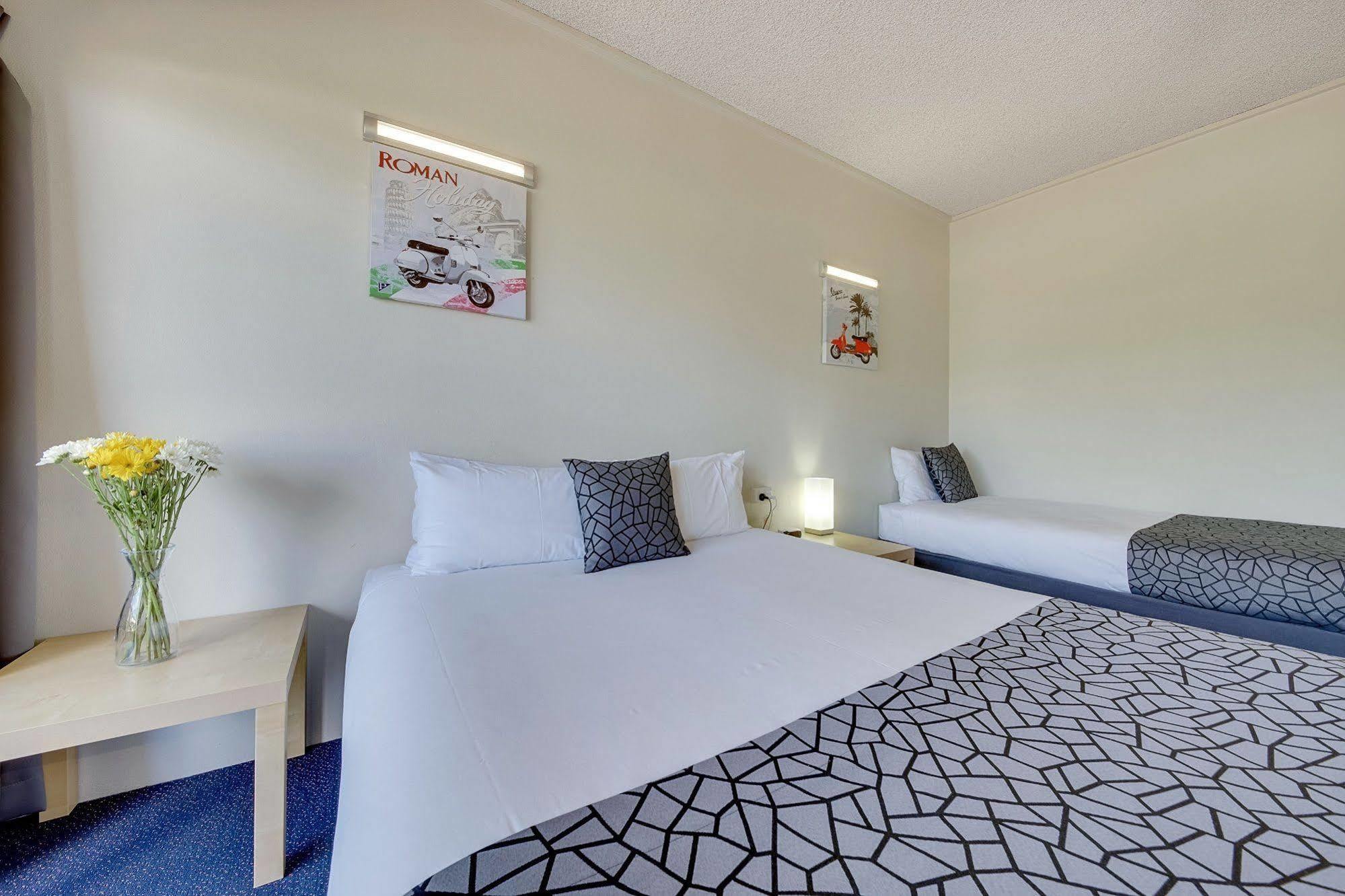 Camelot Motel Gladstone Exterior photo